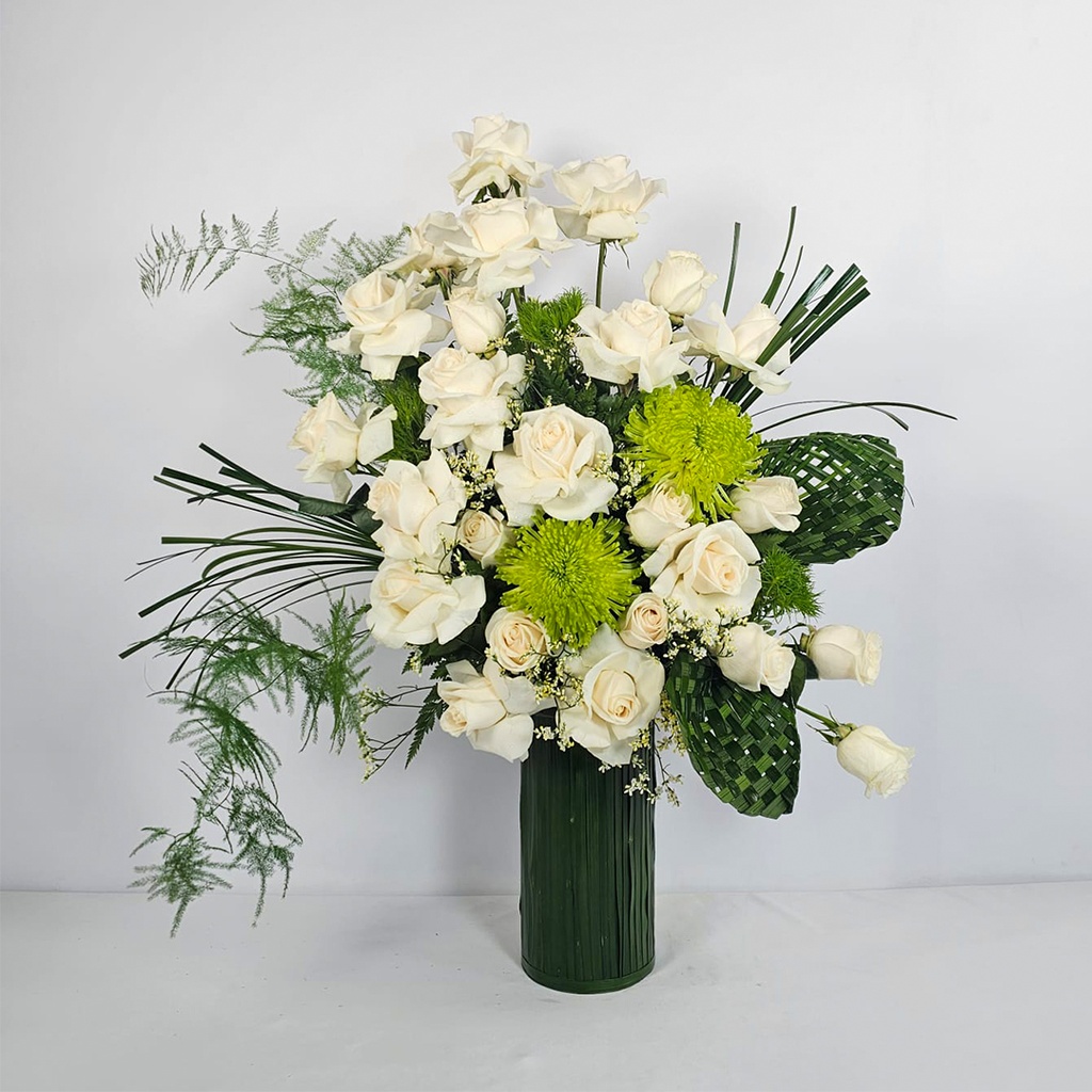 White neom roses bouquet